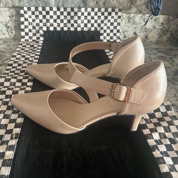 Life Stride Soft System. Size 8. In great condition! Worn once. Heels: 2.5” - Picture 4 of 11